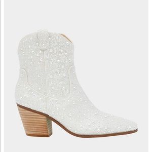 Betsy Johnson SB-Diva Ivory Boots